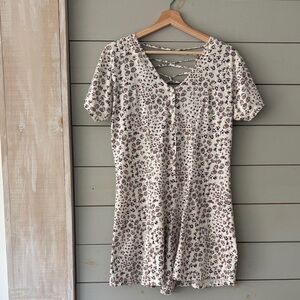 Vintage Floral Romper with Pearl Buttons & Criss-Cross Back – Fits Medium